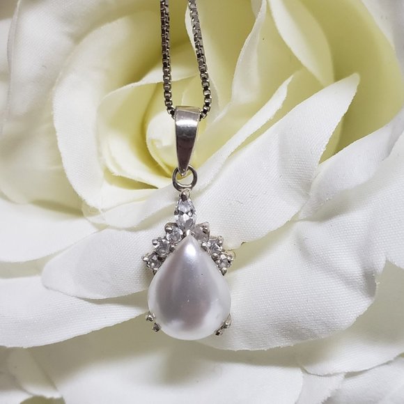 Elegant Pearl Pendant Necklace in 925 Silver - Picture 2 of 6